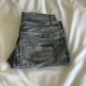 Express cropped pants size 8. - Camo